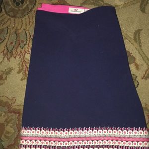 Vineyard Vines navy skirt with embroidery